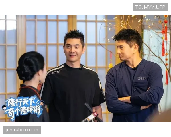 小区碰到邢傲伟，穿拖鞋走进会所，门童那副恭敬样像在迎接大佬