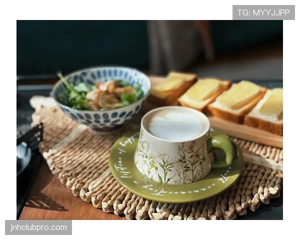 王昶发了早餐图，连那只咖啡杯看着像我几个月工资的摆件
